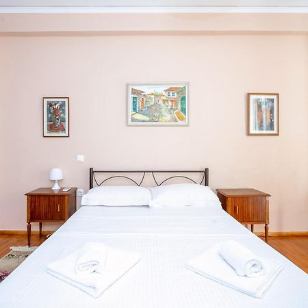 Charming & Authentic Gem - Walk To Port & Shops! Apartment Патра Екстериор снимка