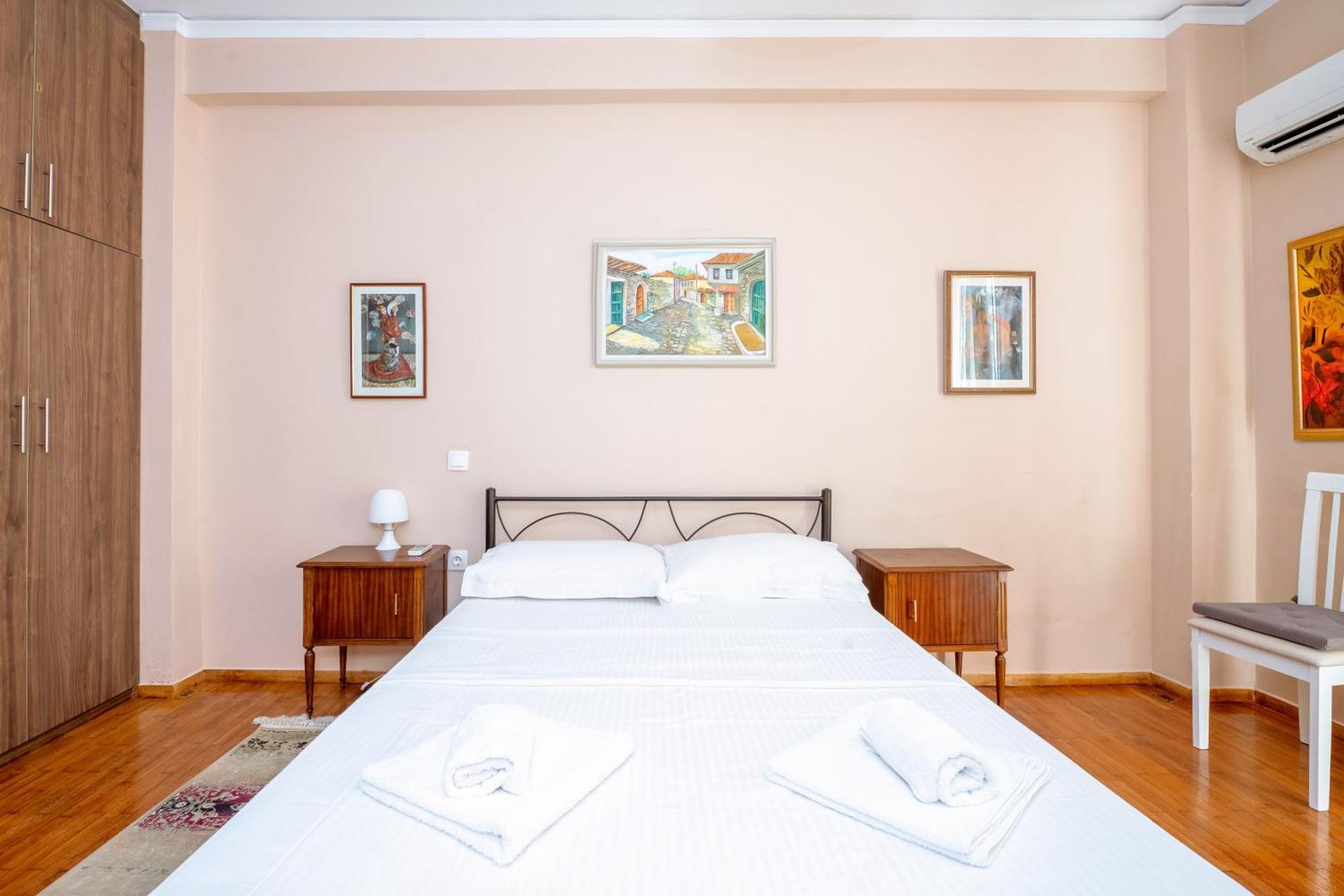 Charming & Authentic Gem - Walk To Port & Shops! Apartment Патра Екстериор снимка