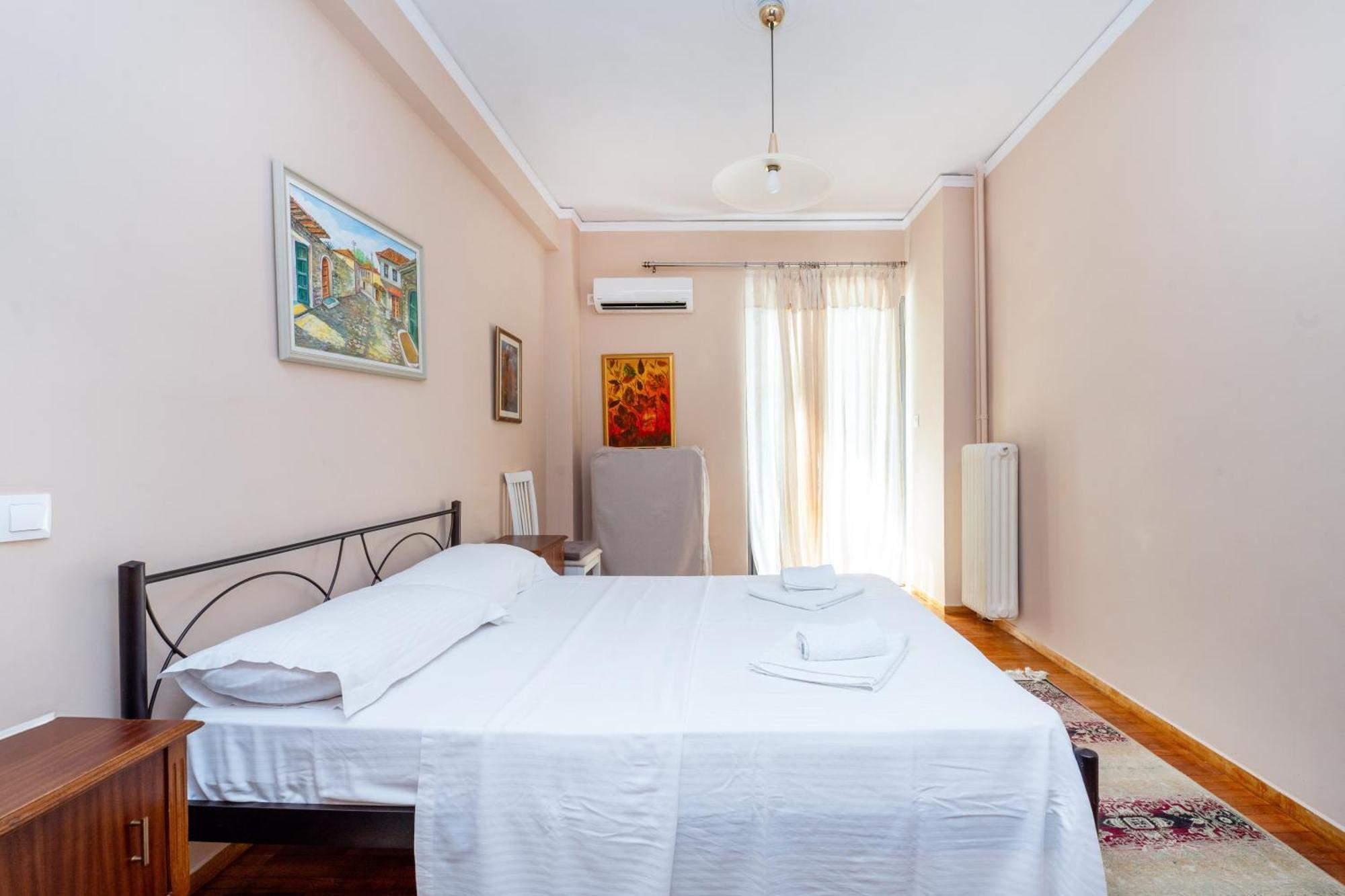 Charming & Authentic Gem - Walk To Port & Shops! Apartment Патра Екстериор снимка