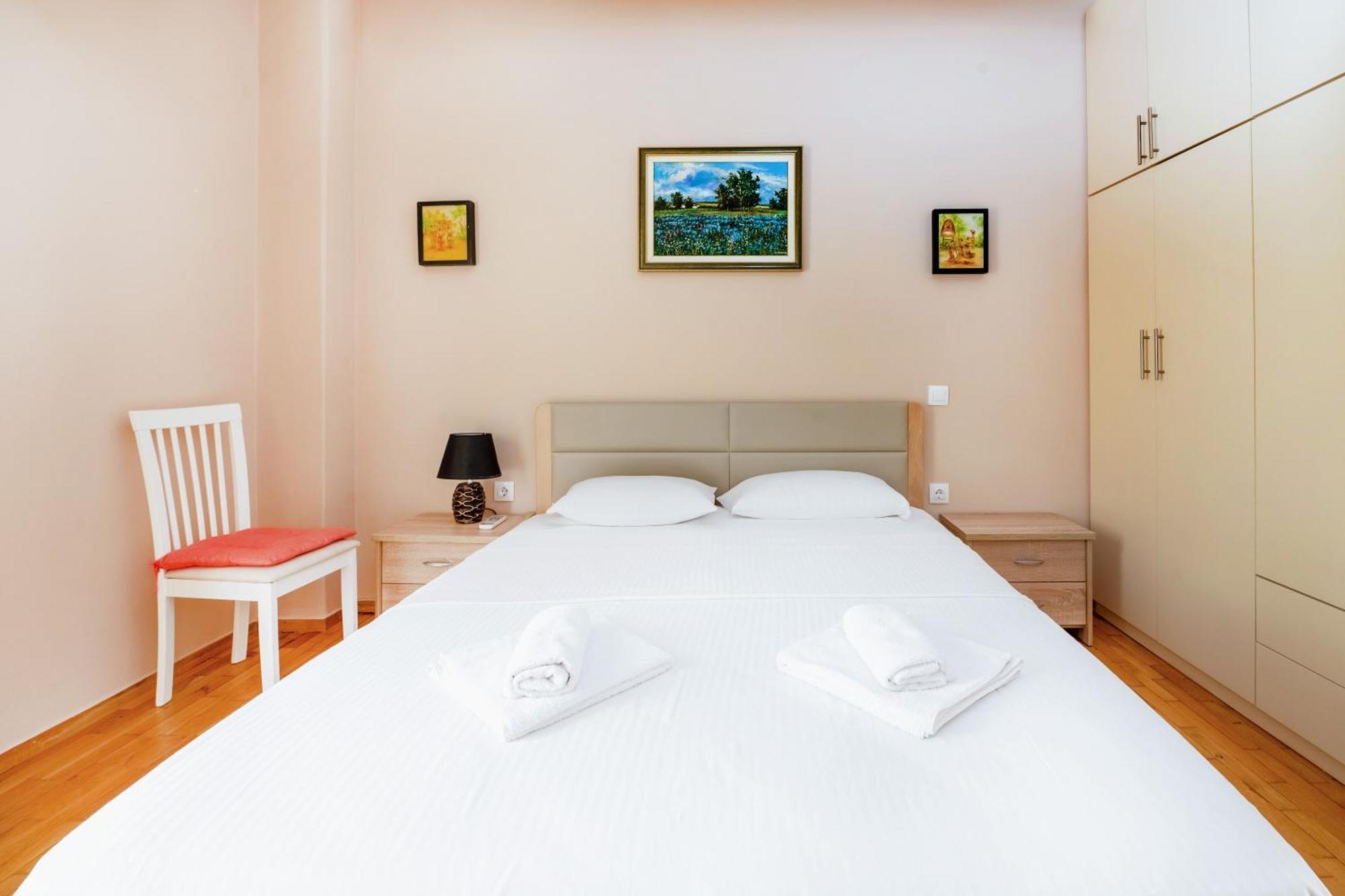 Charming & Authentic Gem - Walk To Port & Shops! Apartment Патра Екстериор снимка