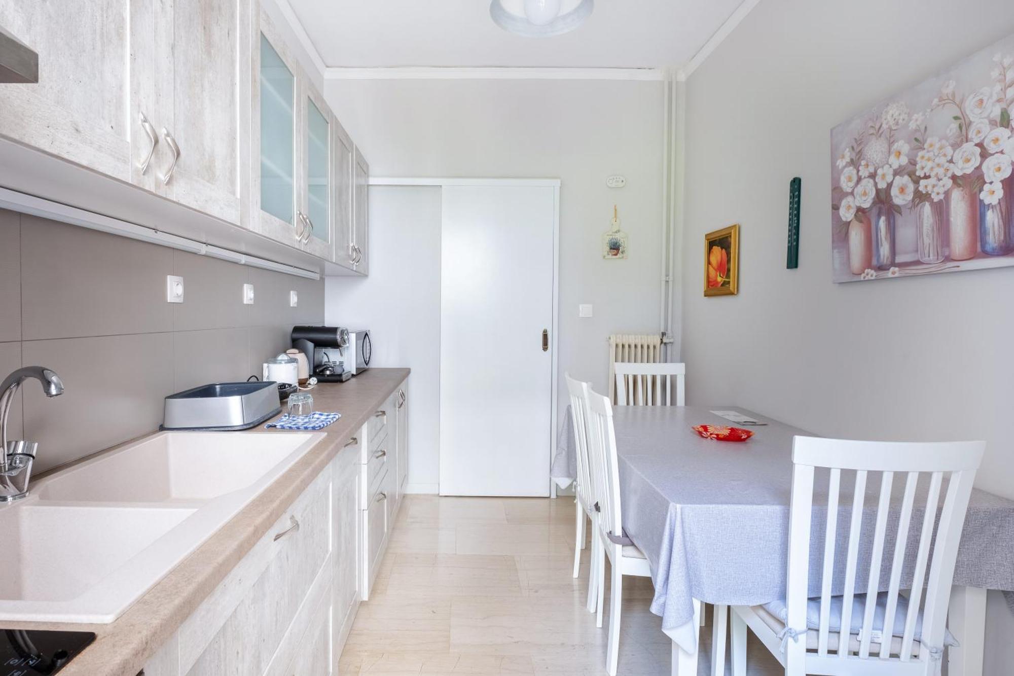 Charming & Authentic Gem - Walk To Port & Shops! Apartment Патра Екстериор снимка