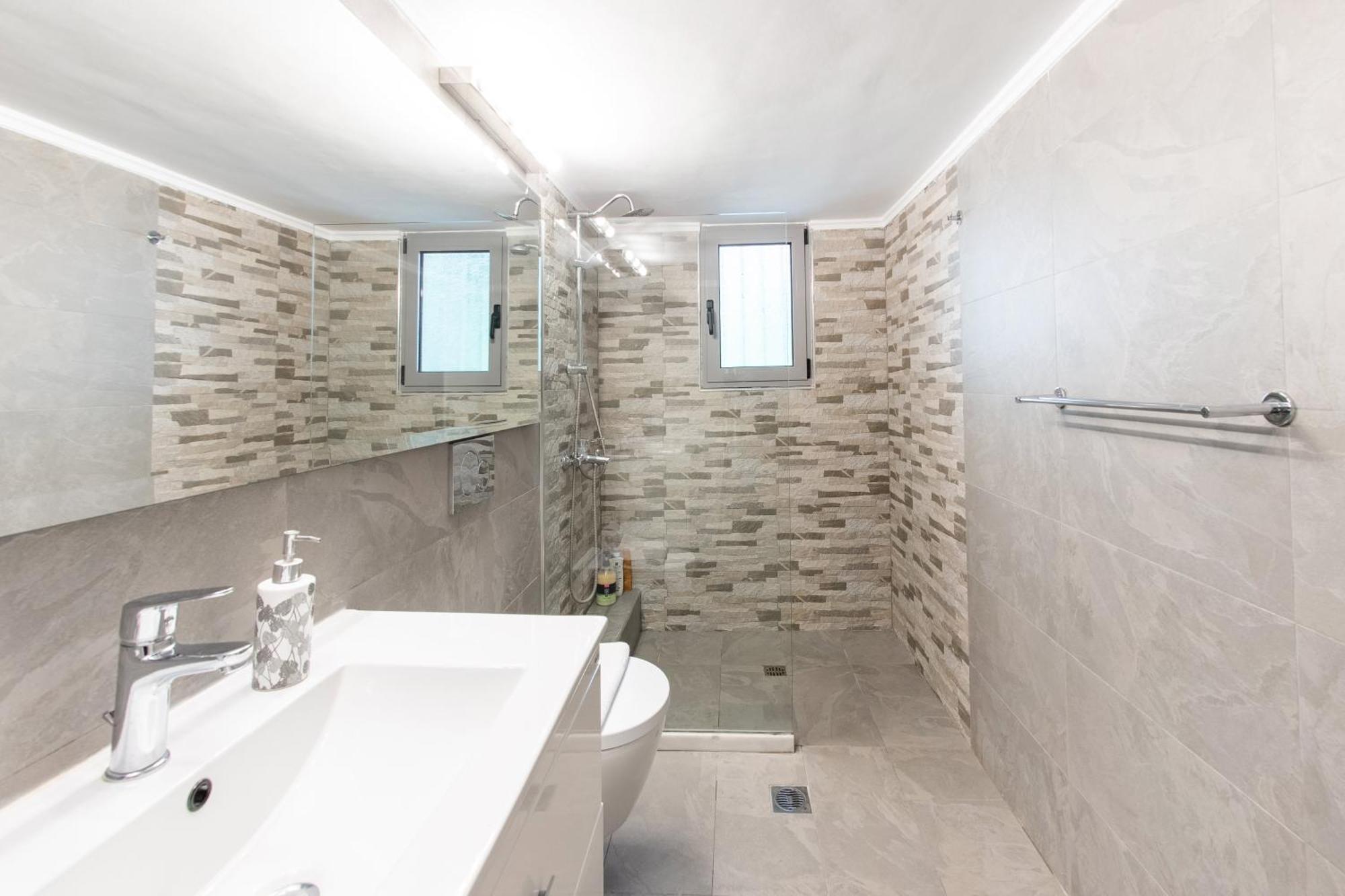 Charming & Authentic Gem - Walk To Port & Shops! Apartment Патра Екстериор снимка